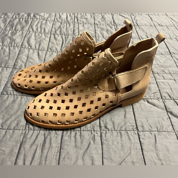 Musse & Cloud — Leather Caila Ankle Booties - Picture 7 of 9